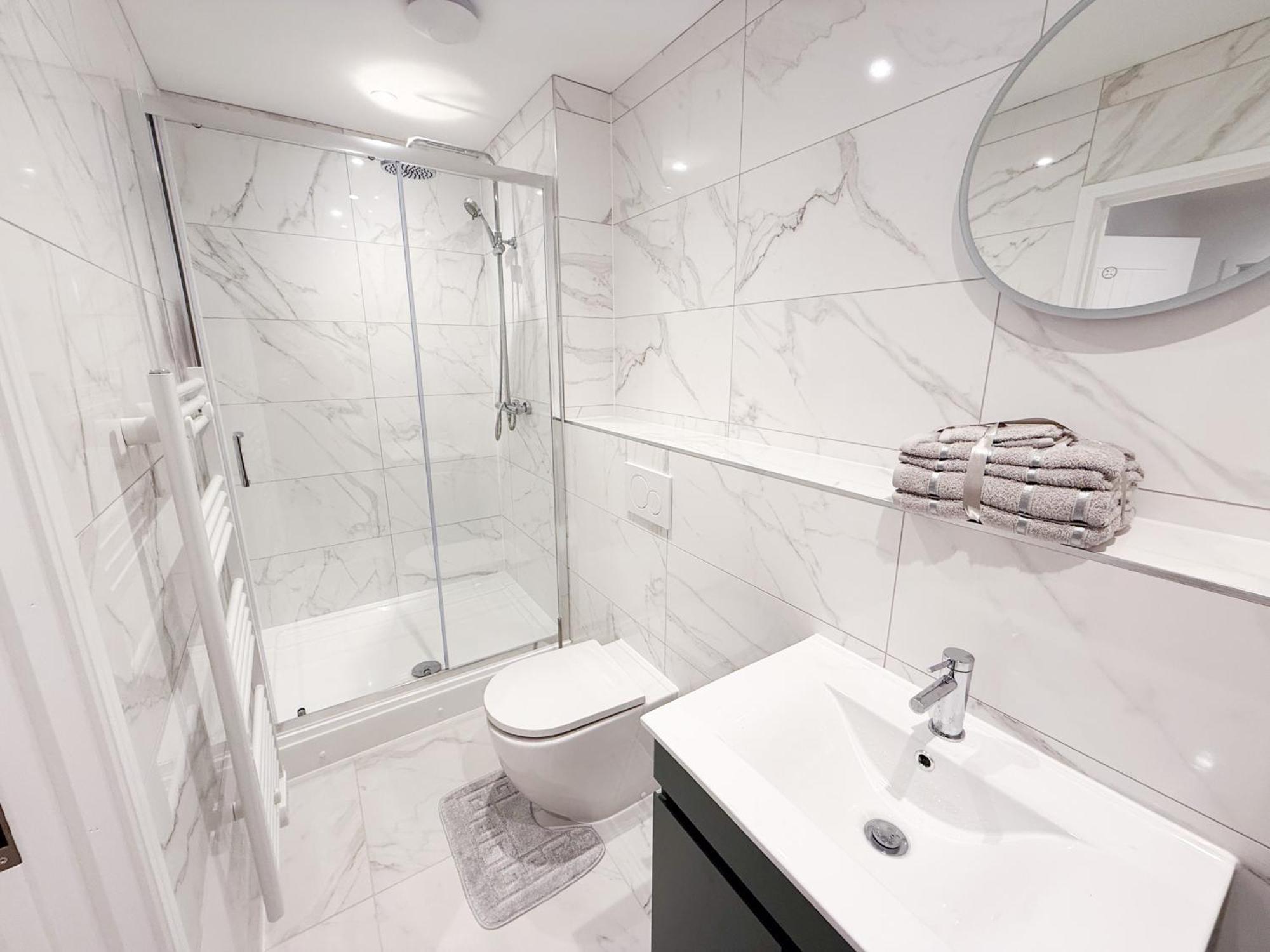 Spacious Modern 1 Bed Apartments In St Neots - Perfect For Contractors & Professionals - Free Parking - Wifi - Fully Equipped Kitchen - Smart Tv Ideal For Work Stays And Long Projects Zewnętrze zdjęcie