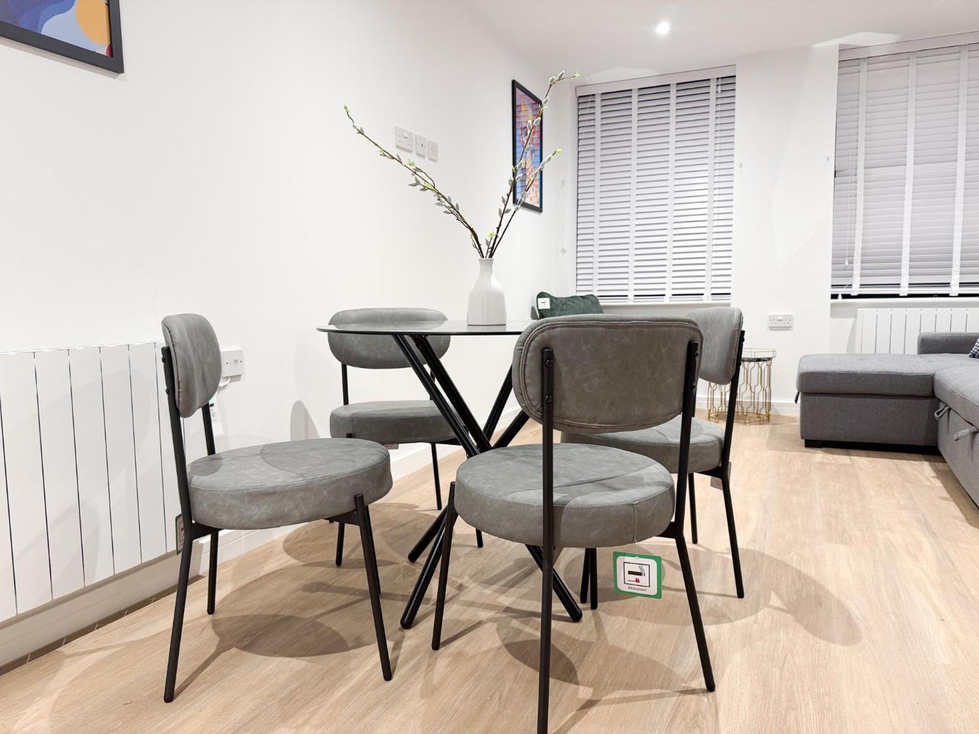 Spacious Modern 1 Bed Apartments In St Neots - Perfect For Contractors & Professionals - Free Parking - Wifi - Fully Equipped Kitchen - Smart Tv Ideal For Work Stays And Long Projects Zewnętrze zdjęcie