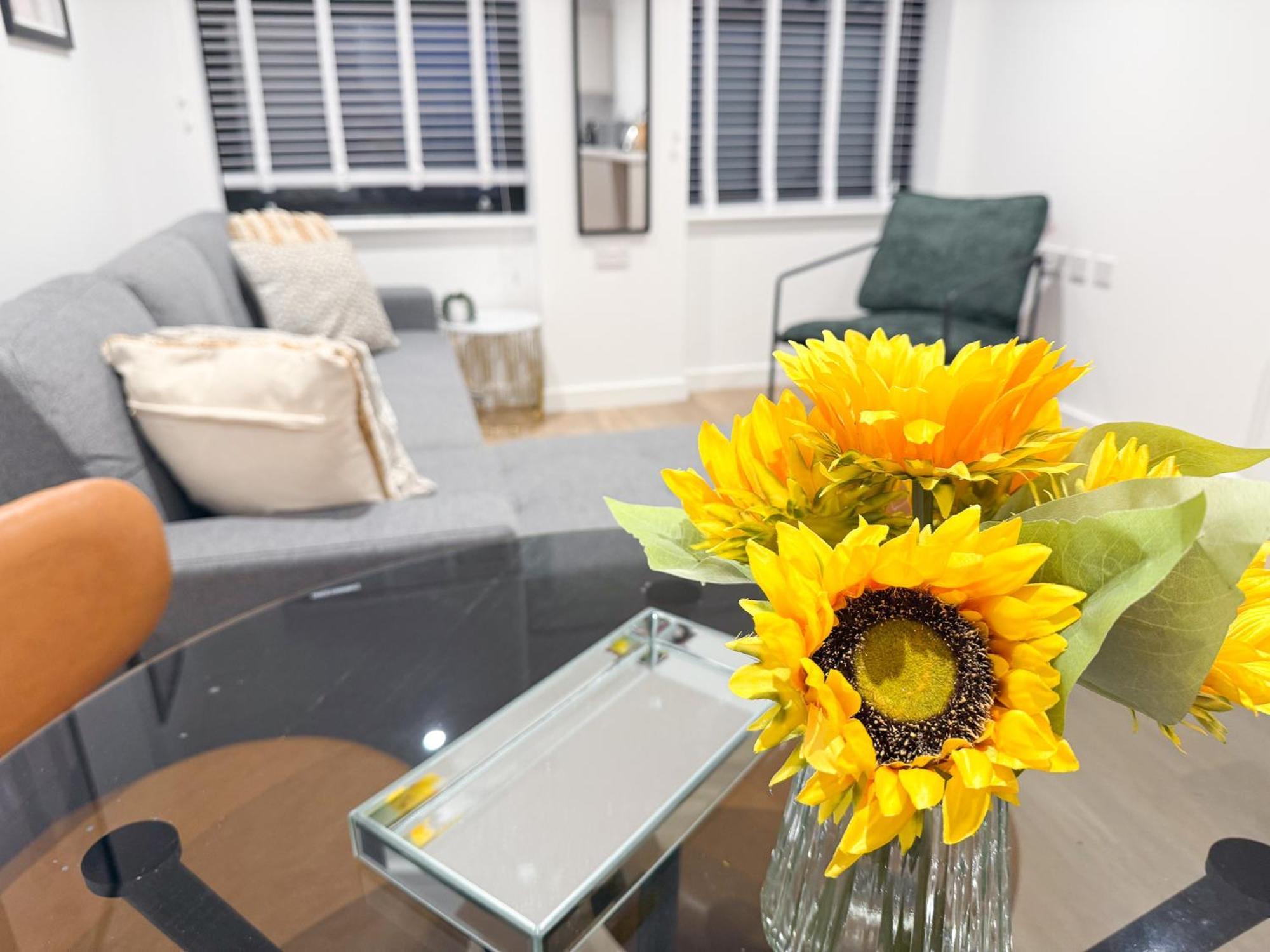 Spacious Modern 1 Bed Apartments In St Neots - Perfect For Contractors & Professionals - Free Parking - Wifi - Fully Equipped Kitchen - Smart Tv Ideal For Work Stays And Long Projects Zewnętrze zdjęcie